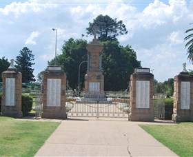Warwick War Memorial and Gates - Lennox Head Accommodation